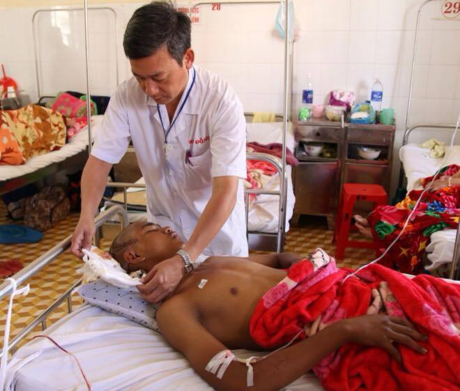 Bệnh nhân bị thương vì súng tự chế đang được điều trị tại bệnh viện đa khoa tỉnh Đắk Lắk
