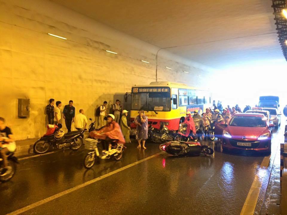 Dừng trú mưa trong hầm Kim Liên, nhiều người bị xe buýt tông vào