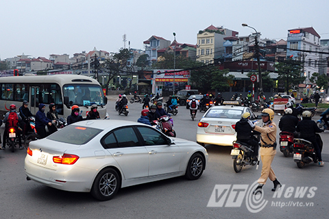 Cảnh sát giao thông tham gia phân làn ở đoạn có giao thông kỳ lạ nhất Việt Nam