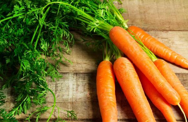 Cà rốt chứa nhiều vitamin A tốt cho cả mắt và da 