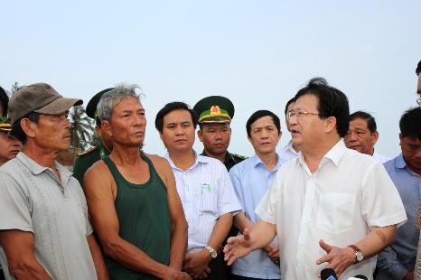 Phó Thủ tướng Trịnh Đình Dũng chỉ đạo sớm tìm ra nguyên nhân gây cá chết hàng loạt ở biển miền Trung