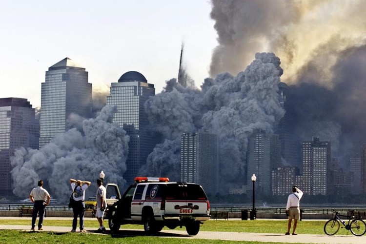 Báo điện tử Kiến thức dẫn tin từ Reuters, người dân đứng từ xa theo dõi hai ngọn tháp của WTC đổ sụp xuống sau khi lần lượt bị 2 máy bay do không tặc kiểm soát đâm vào hôm 11/9/2001. Ảnh: Reuters