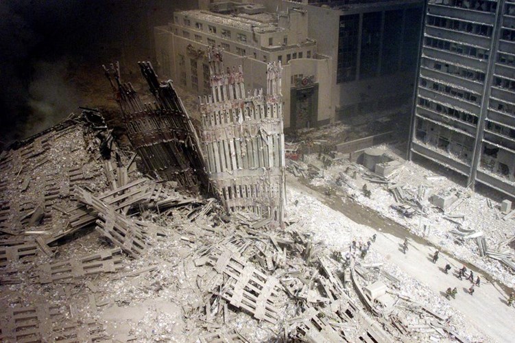 Tàn tích còn sót lại sau khi 2 tòa tháp WTC sụp đổ hoàn toàn. Ảnh: Reuters