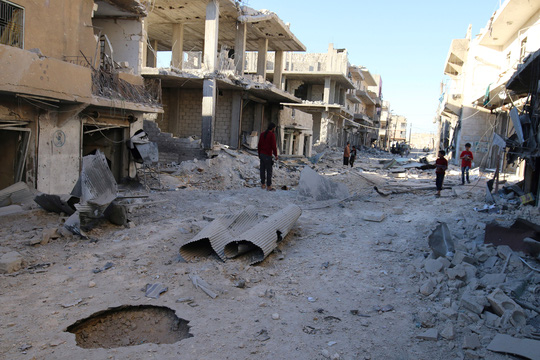 Một khu vực bị không kích ở TP Aleppo hôm 1/10 Ảnh: Reuters