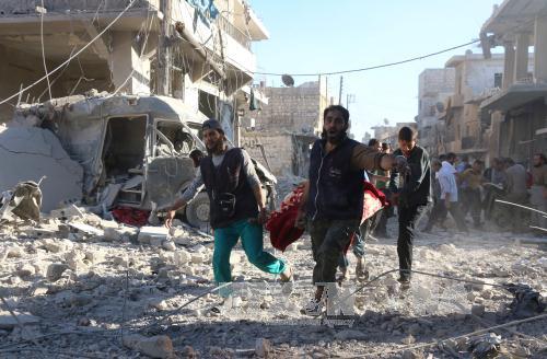 Chuyển người bị thương sau xung đột tại Heluk, khu vực lân cận Aleppo ngày 30/9. Ảnh: AFP/TTXVN 