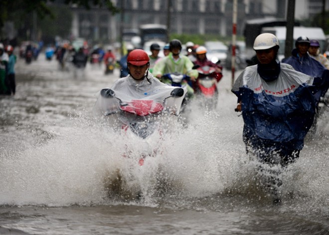  Áp thấp nhiệt đới gây mưa lớn tại miền Trung và Nam Bộ. Ảnh: Zing.vn