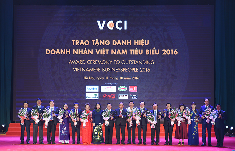 Thủ tướng Nguyễn Xuân Phúc và Phó Chủ tịch nước Đặng Thị Ngọc Thịnh tặng hoa cho các doanh nhân tiêu biểu 