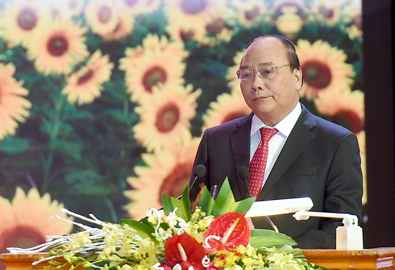 Thủ tướng Nguyễn Xuân Phúc dự lễ phát động phong trào thi đua “Doanh nghiệp Việt Nam hội nhập-phát triển” và trao cúp Thánh Gióng cho các doanh nhân tiêu biểu