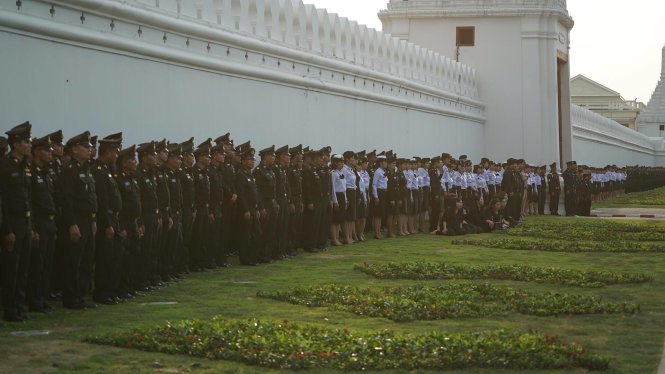 Các tướng lĩnh, sĩ quan quân đội hoàng gia Thái Lan chờ đón thi hài vua Bhumibol trong khuôn viên cung điện - Ảnh: Tuổi trẻ