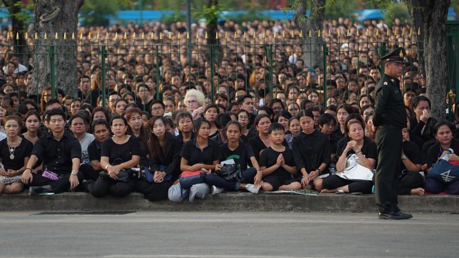 Sáng 14/10, hàng vạn người dân đã ra đường đón linh cữu Quốc vương  Bhumibol Adulyadej từ bệnh viện về Hoàng cung để làm lễ khâm liệm. Ảnh: Tuổi trẻ