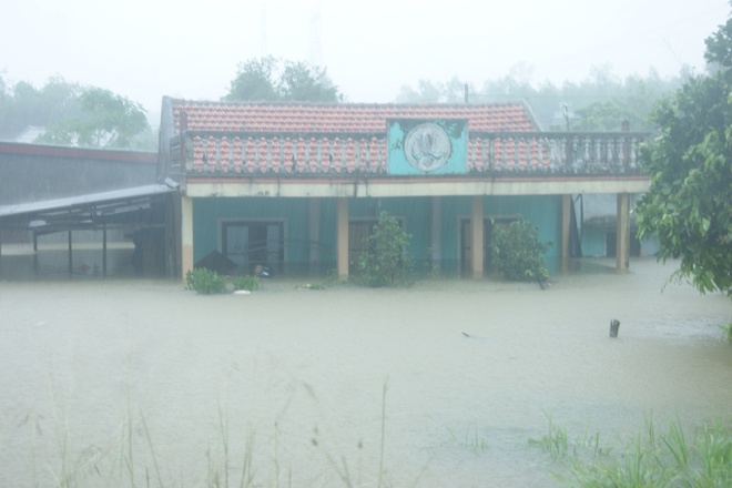  Nhiều điểm tại Quảng Bình bị lũ lụt nặng nề, nước lũ dâng cao đến tận nóc nhà dân. Ảnh: Vnexpress