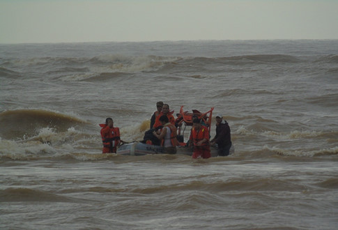  4 thủy thủ được cứu sống và đưa vào bờ an toàn. Ảnh: VMRCC