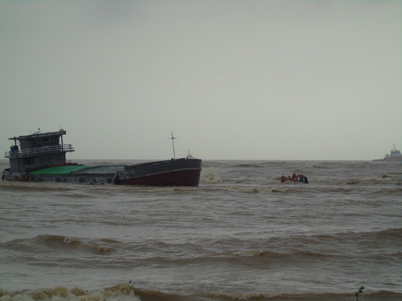  Lực lượng cứu nạn tiếp cận một tàu chở clinke bị lũ cuốn. Ảnh: VMRCC
