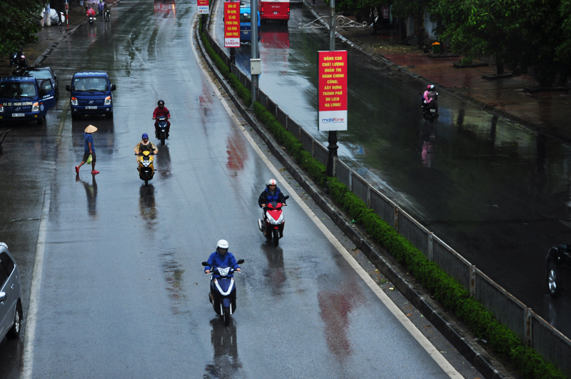  Do ảnh hưởng của bão số 7, TP. Hạ Long đã bắt đầu có mưa vừa, mưa to. Ảnh: Báo Quảng Ninh