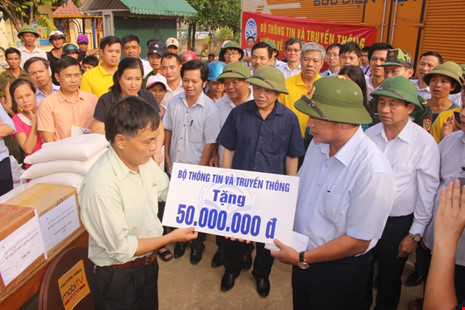  Bộ trưởng trao 150 triệu đồng cho vùng lũ Hà Tĩnh. Ảnh: Pháp luật TP. Hồ Chí Minh