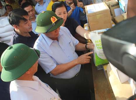  Bộ trưởng Trương Minh Tuấn kiểm tra lại loại gạo và thời hạn sử dụng. Ảnh: Pháp luật TP. Hồ Chí Minh