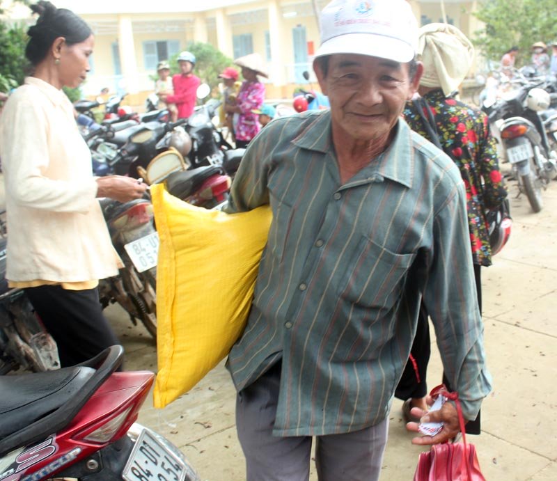  Người nghèo đến đây được tặng gạo và tiền mặt. Ảnh: Vietnamnet