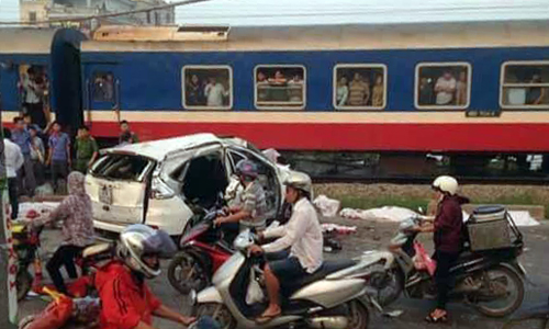 Tai nạn tàu hỏa ở Thường Tín: Ô tô tan nát, 5 người chết