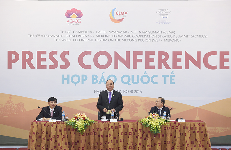 Thủ tướng Nguyễn Xuân Phúc chủ trì cuộc họp báo quốc tế về kết quả các Hội nghị ACMECS, CLMV, WEF-Mekong. Ảnh: VGP 