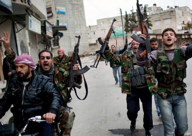  Lực lượng phiến quân ở Aleppo, Syria. Ảnh: AP