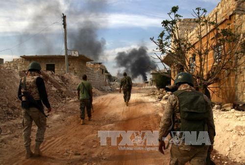 Lực lượng Chính phủ tham gia chiến dịch chống quân nổi dậy ở ngoại ô thành phố Aleppo ngày 25/10. Ảnh: AFP/TTXVN 