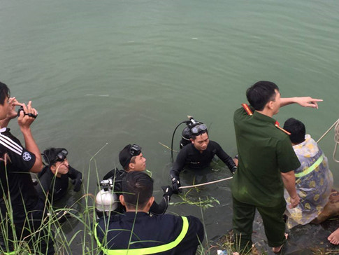  Lực lượng cứu hộ được huy động để tìm kiếm người mất tích và đưa người mắc kẹt vào bờ.