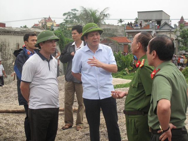 Ông Nguyễn Hồng Diên, Chủ tịch UBND tỉnh Thái Bình (thứ 2 từ trái sang) có mặt tại hiện trưởng chỉ đạo các cơ quan chức năng khắc phục hậu quả vụ việc. Ảnh: Dân trí 