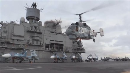 Hình ảnh từ đoạn phim của Bộ Quốc phòng Nga công bố cho thấy 1 chiếc trực thăng quân sự Ka-27 đang cất cánh từ tàu sân bay ở Địa Trung Hải 