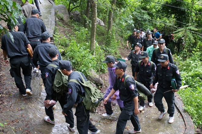 Lực lượng chức năng tổ chức tìm kiếm máy bay rơi ở khu vực núi Dinh, huyện Tân Thành (Bà Rịa - Vũng Tàu) ngày 19/10. Ảnh: Tri thức trực tuyến 
