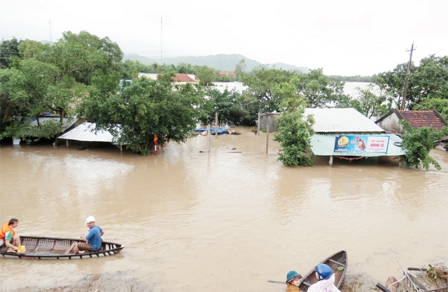  Mưa lớn kéo dài khiến nhiều nơi ngập trong lũ lụt. Ảnh: Báo Nhân dân