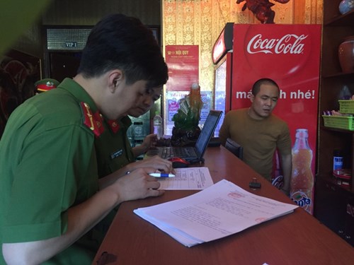 Bà Phan Thị Hải Yến – Phó Chủ tịch phường Trung Hòa cho biết, qua kiểm tra cơ sở quán karaoke Hoa Đô (số 25D Trần Duy Hưng, Cầu Giấy, Hà Nội) phát hiện nhiều vi phạm.