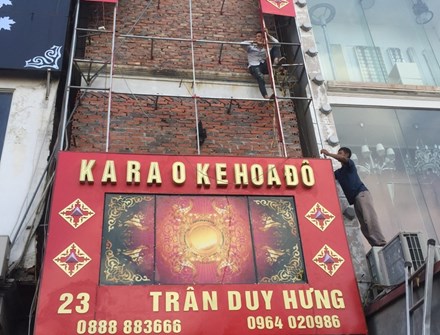  Ngày 4/11, bà Phan Thị Hải Yến - Phó Chủ tịch phường Trung Hòa (Cầu Giấy, Hà Nội) cho biết đã đình chỉ 15/16 cơ sở kinh doanh karaoke trên địa bàn do không đảm bảo điều kiện về PCCC.