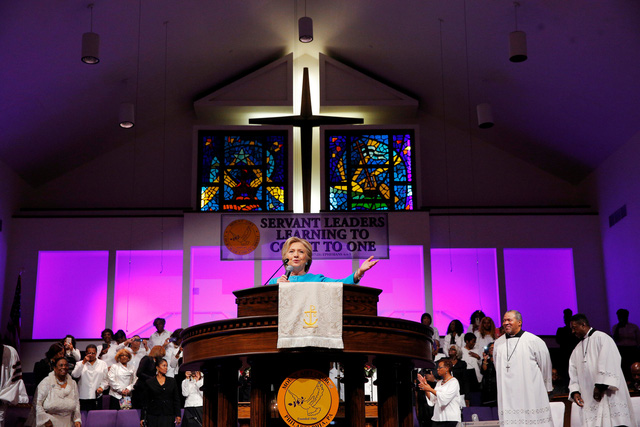 Tại Philadelphia, bà Clinton cũng có bài phát biểu tại nhà thờ Mt. Airy.
