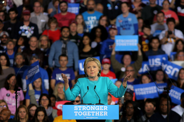Bang Ohio là điểm đến tiếp theo của ứng viên đảng Dân chủ trong chiến dịch vận động tranh cử trước giờ chót. Trong ảnh: Bà Clinton phát biểu trước đám đông những người ủng hộ tại Cleveland, bang Ohio hôm 6/11.