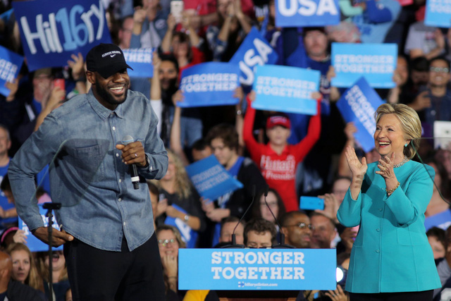 Ngôi sao bóng rổ Lebron James đứng trên sân khấu vận động tranh cử cho bà Clinton tại Cleveland.