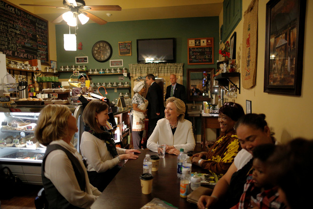 Trước đó, hôm 5/11, bà Clinton đã trò chuyện cùng những người ủng hộ bà tại một quán café ở Reed's Coffee and Tea House, Philadelphia.