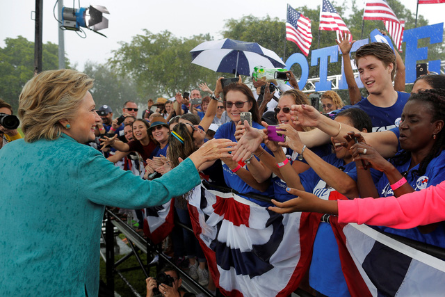 Tới thăm một địa điểm bỏ phiếu sớm tại West Miami, bang Florida hôm 5/11, bà Clinton lập tức thu hút sự chú ý của những người ủng hộ bà tại đây bất chấp thời tiết mưa lớn. 