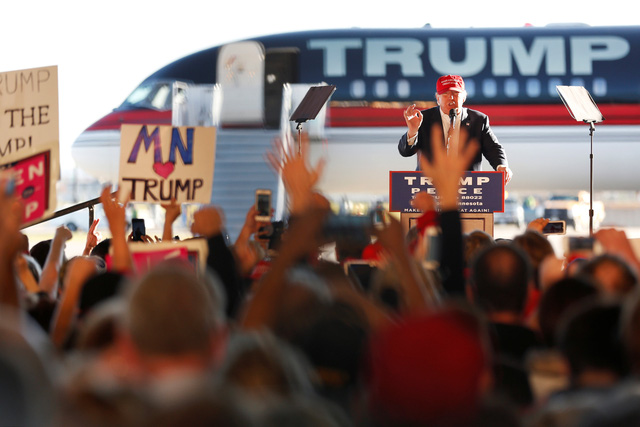 Tỷ phú Donald Trump phát biểu tại cuộc vận động tranh cử được tổ chức ngay cạnh chuyên cơ riêng của ông ở sân bay quốc tế Saint Paul Minneapolis, bang Minnesota hôm 6/11.
