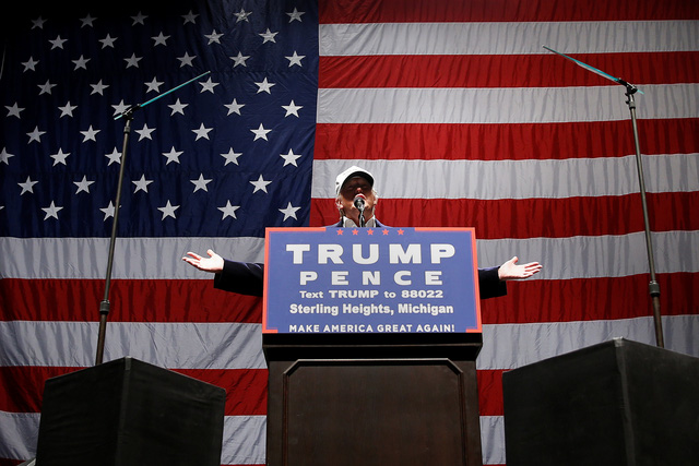 Kết quả từ các cuộc thăm dò dư luận gần đây cho thấy sự bám đuổi sít sao giữa hai ứng viên tổng thống. Trong ảnh: Ông Trump diễn thuyết trước đám đông những người ủng hộ ở bang Michigan hôm 6/11.
