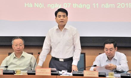 Chủ tịch UBND TP Hà Nội Nguyễn Đức Chung phát biểu chỉ đạo tại cuộc họp. 