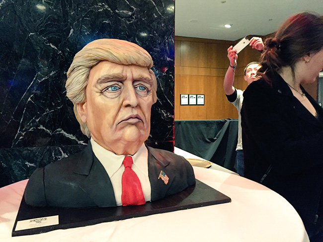Chiếc bánh ăn mừng trị giá 7.000 USD in hình Tổng thống Mỹ Donald Trump. 