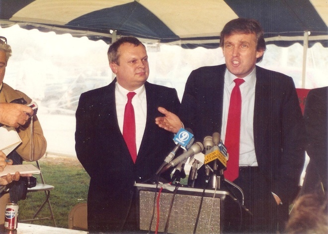 Ngày 22/10/1987, Trump phát biểu tại Câu lạc bộ Rotary ở thành phố Portsmouth, bang New Hampshire, đặt ra câu hỏi vì sao Mỹ phải cung cấp hỗ trợ quân sự cho các đồng minh giàu mạnh như Nhật Bản hay Arab Saudi. Giới quan sát đánh giá đây là khởi đầu cho hàng thập kỷ dạo chơi với chính trị của Donald Trump. Ảnh: Politico