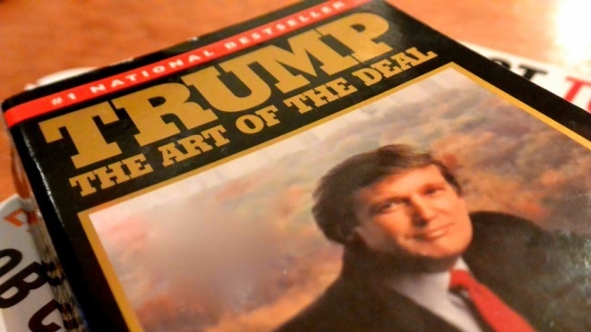 Tháng 10/1987, Trump xuất bản cuốn hồi ký mang tên ''The Art of the Deal''. Cuốn sách đã góp phần xây dựng cho ông danh tiếng một doanh nhân đầy bản lĩnh và khôn ngoan. Nó lọt vào danh sách những tác phẩm bán chạy nhất do New York Times thống kê và bình chọn trong suốt 48 tuần. Ảnh: SBS