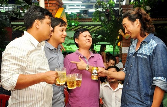 Đàn ông Việt Nam uống nhiều bia nhất trên thế giới. Ảnh minh họa