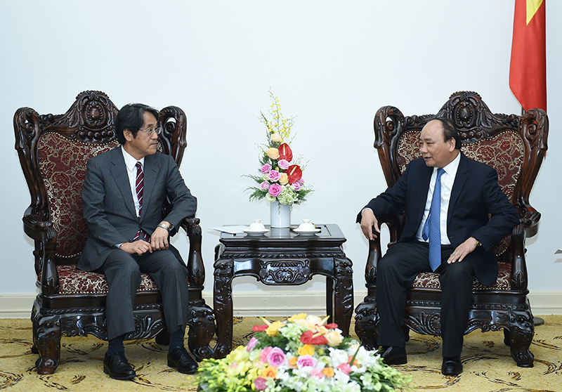 Thủ tướng Nguyễn Xuân Phúc và Đại sứ Nhật Bản Kunio Umeda. Ảnh VGP