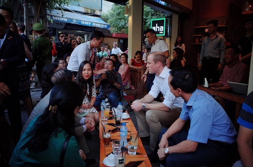  Hoàng tử ghé quán cafe trên phố thuốc bắc Lãn Ông trò chuyện cùng các nghệ sỹ Việt. Ảnh: Dân trí