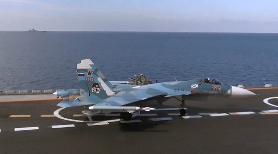 Chiến sự Syria: Máy bay chiến đấu Su-33 trước khi cất cánh từ tàu sân bay ''Đô đốc Kuznetsov''.