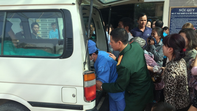  Gia đình gào khóc khi thi thể ông Thái được đưa từ Viện Bỏng quốc gia về nhà tang lễ vào sáng nay. Ảnh: Thanh niên