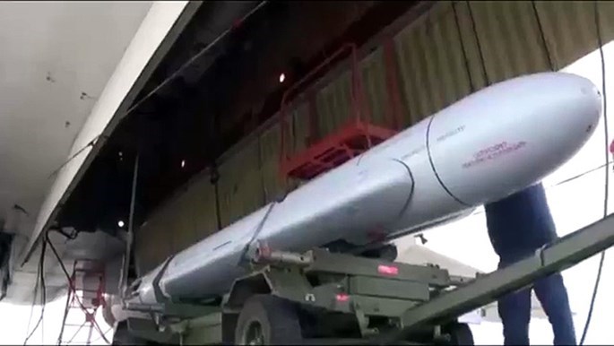  Chiến sự Syria: Tên lửa hành trình Kh-101 chuẩn bị nạp cho Tu-160. Ảnh: Bộ Quốc phòng Nga