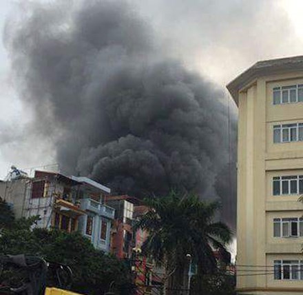  Hiện trường vụ cháy lớn trên phố Trần Khát Chân. Ảnh: Lao động